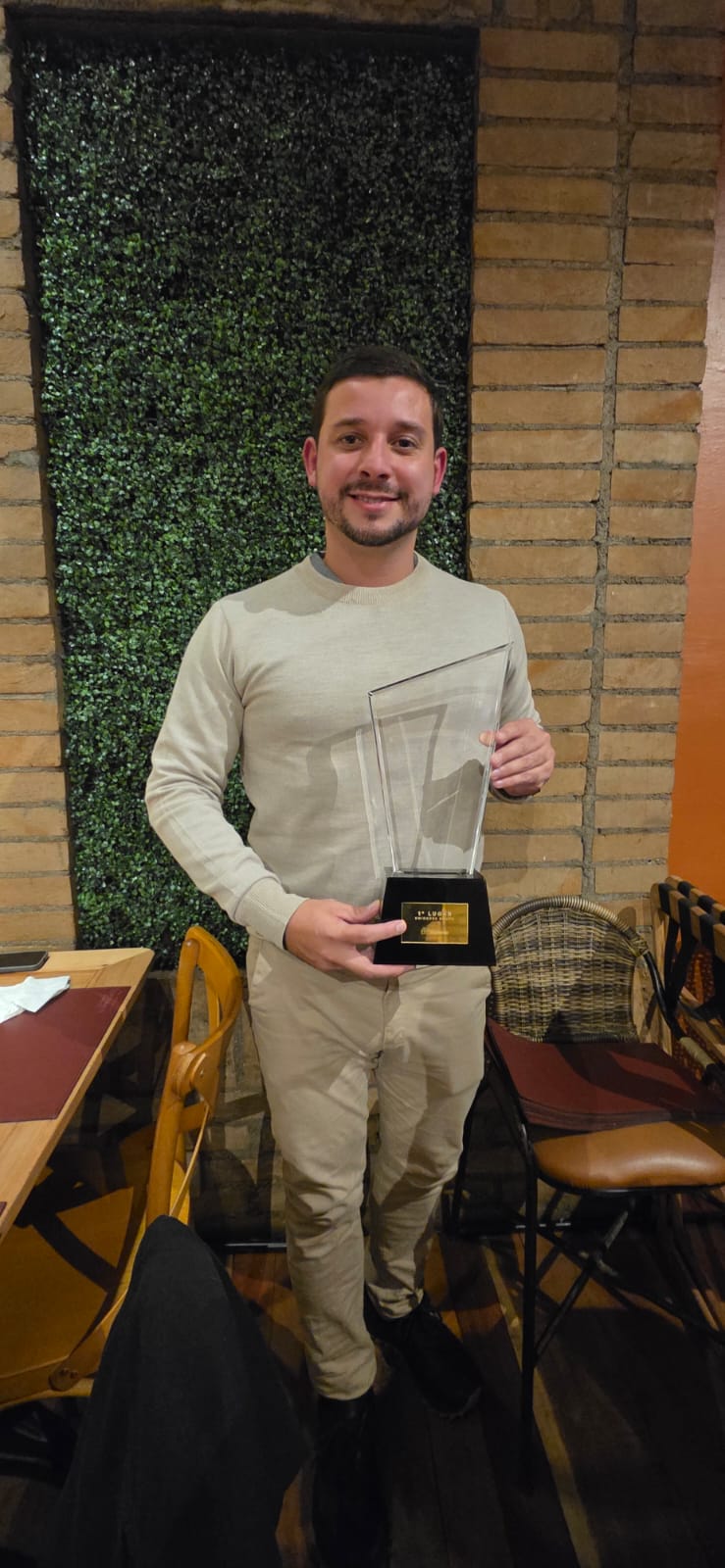 Rafael Nova com troféu de reconhecimento profissional